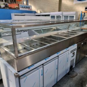 The WOODSON 8 Module Square Bain Marie, an Australian-made, high-performance catering equipment, features multiple compartments and a glass sneeze guard—perfect for restaurant setups alongside other indoor appliances. MRCE