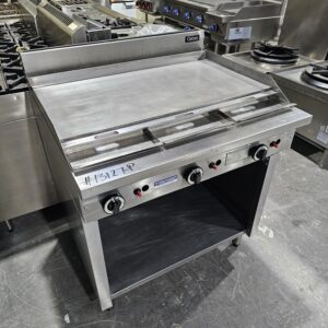 REFURBISHED COBRA 900 FLAT GRILL ON STAND
