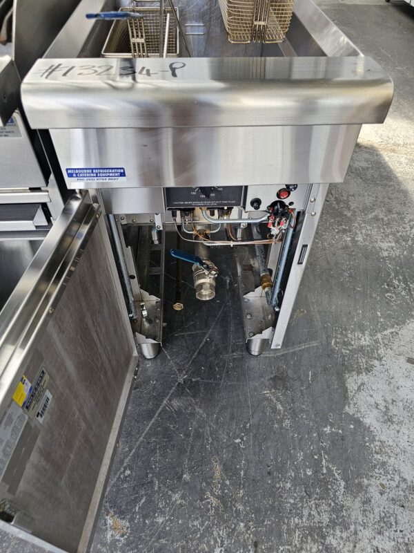 REFURBISHED WALDORF TWIN BASKET DEEP FRYER - Image 4