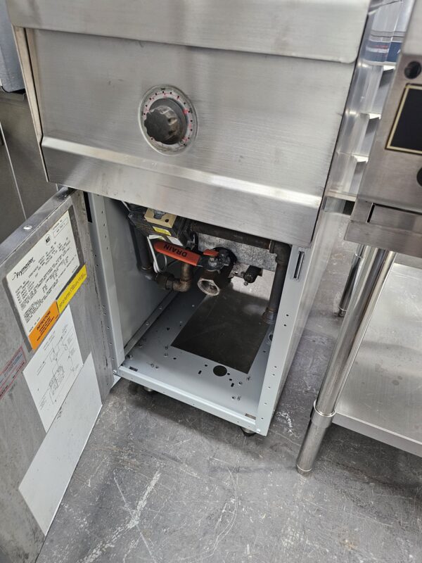 REFURBISHED FRYMASTER TWIN BASKET DEEP FRYER - Image 4