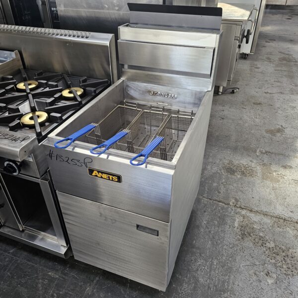 ANETS SLG100 3 Basket Deep Fryer for commercial use