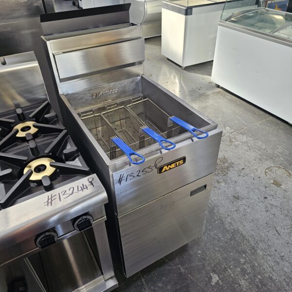 REFURBISHED ANETS SLG100 3 BASKET DEEP FRYER - Image 2