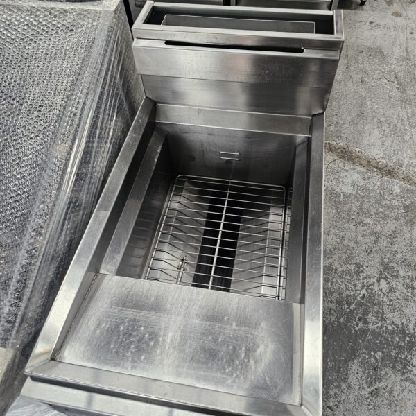 Affordable Refurbished Moffat Fast Fri Gas Fryer - Image 3