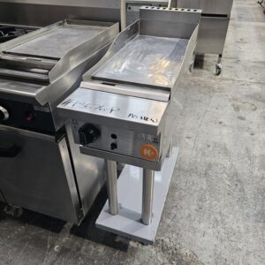 EX DEMO B&S 300MM FLAT GRILL ON STAND