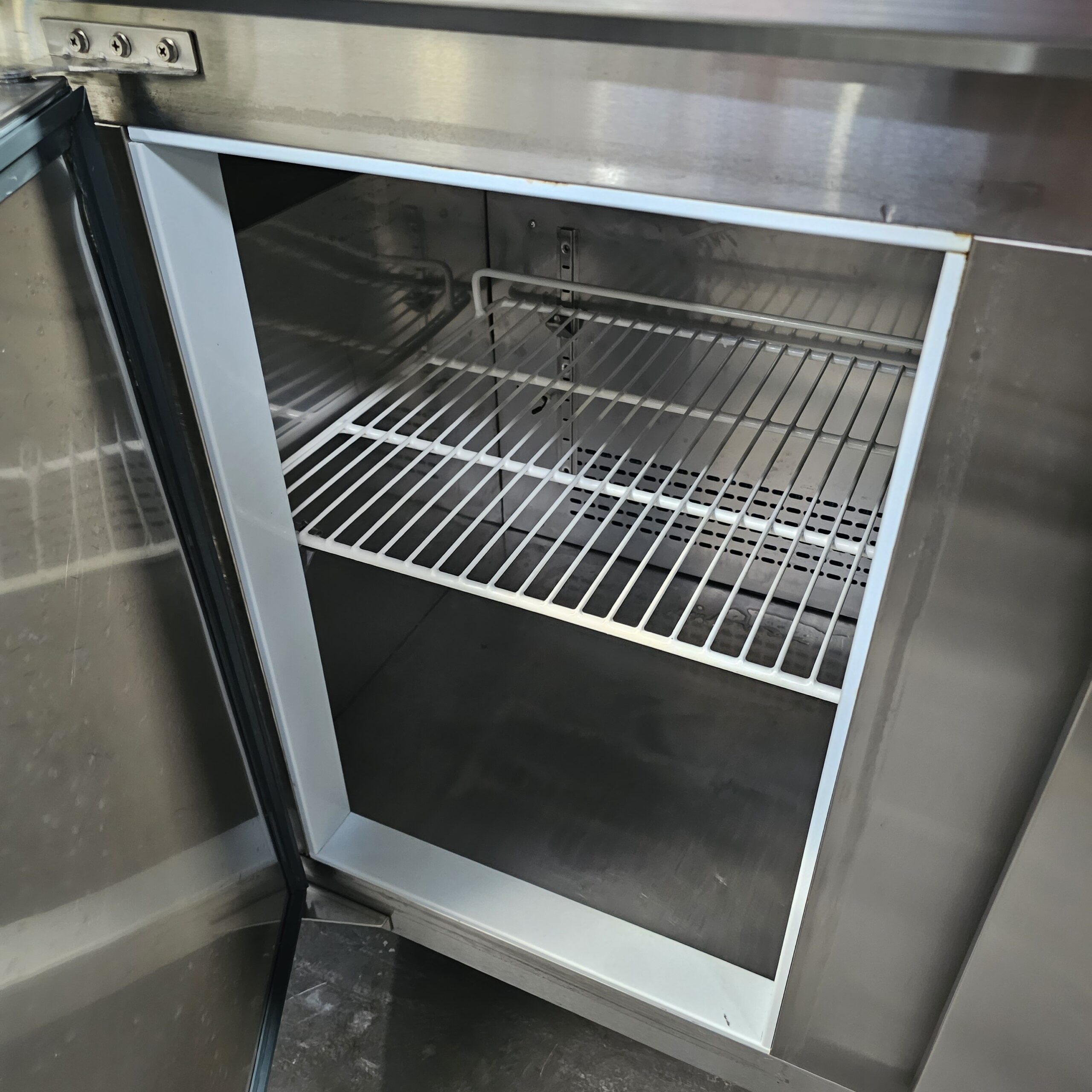 REFURBISHED 1500MM PREPERATION DISPLAY FRIDGE - Image 4