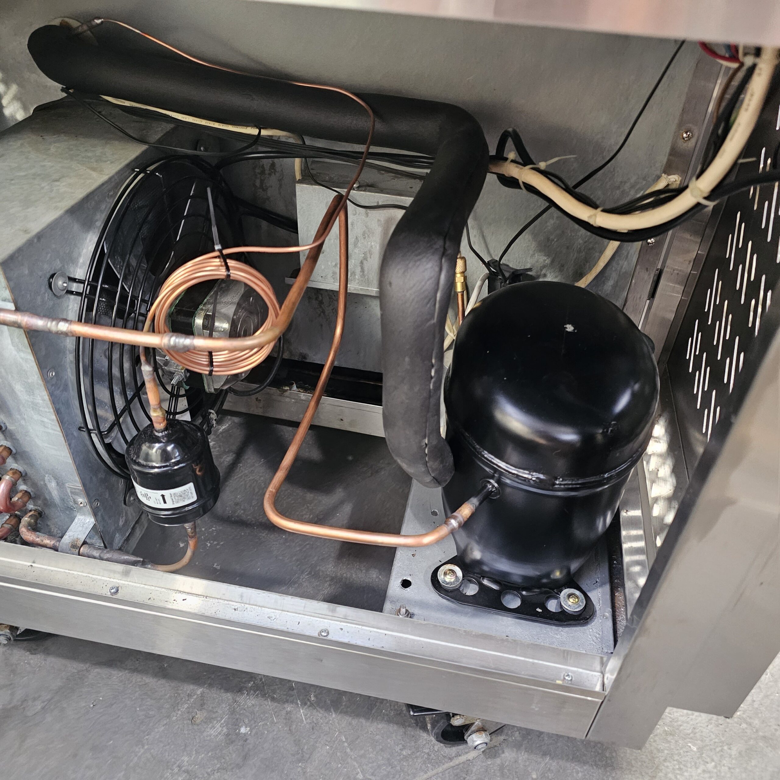 REFURBISHED 1500MM PREPERATION DISPLAY FRIDGE - Image 5