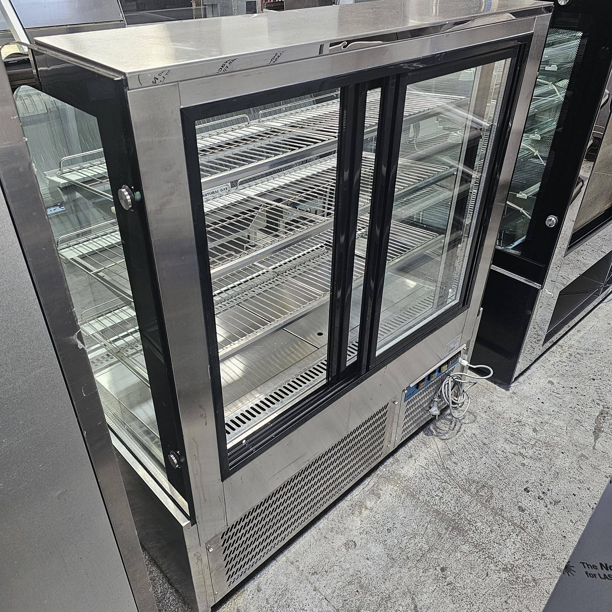 REFURBISHED 4 TIER 1200MM CURVED GLASS DISPLAY FRIDGE - Image 4