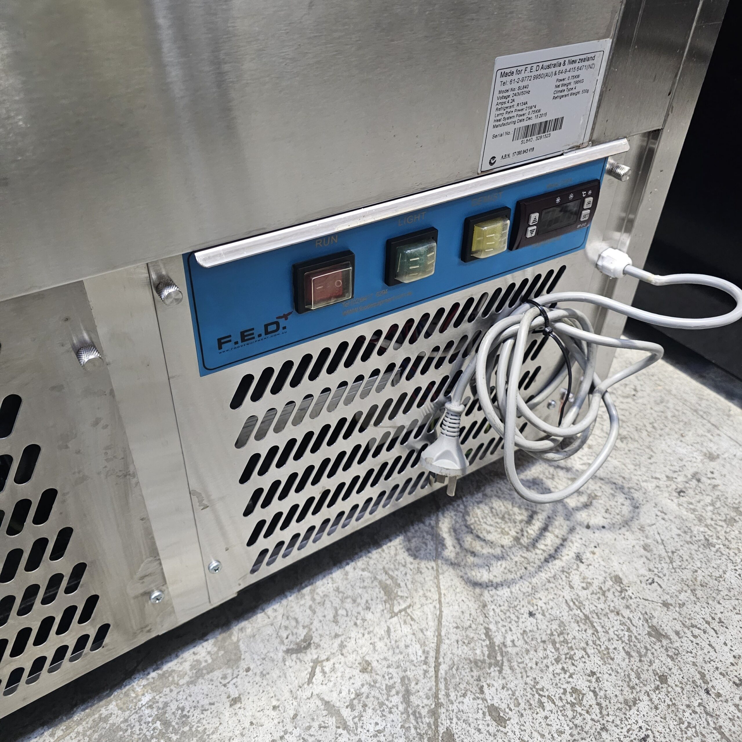 REFURBISHED 4 TIER 1200MM CURVED GLASS DISPLAY FRIDGE - Image 5