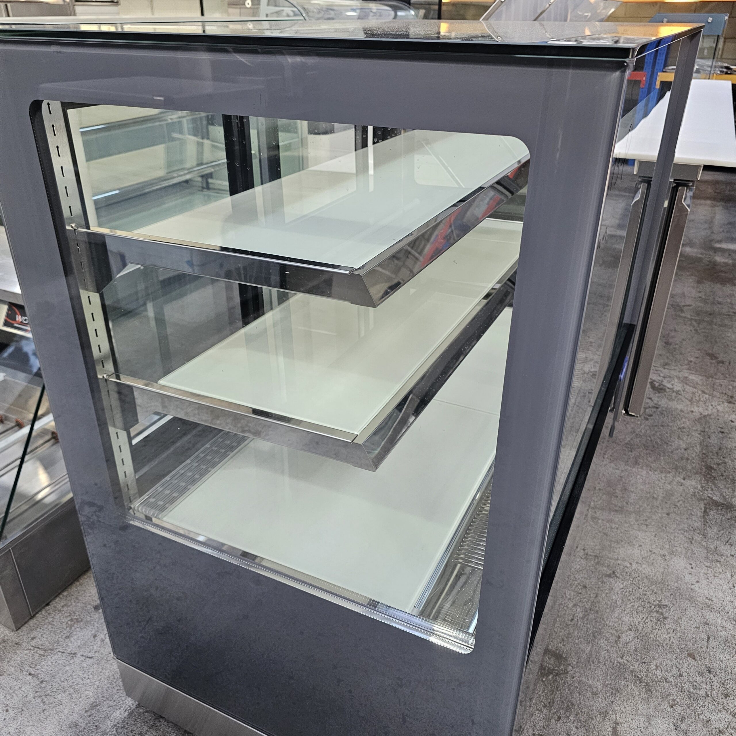 REFURBISHED 1200MM DISPLAY FRIDGE - Image 3