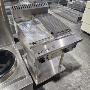 AS NEW B&S 300 GRILL 300 CHAR COMBO