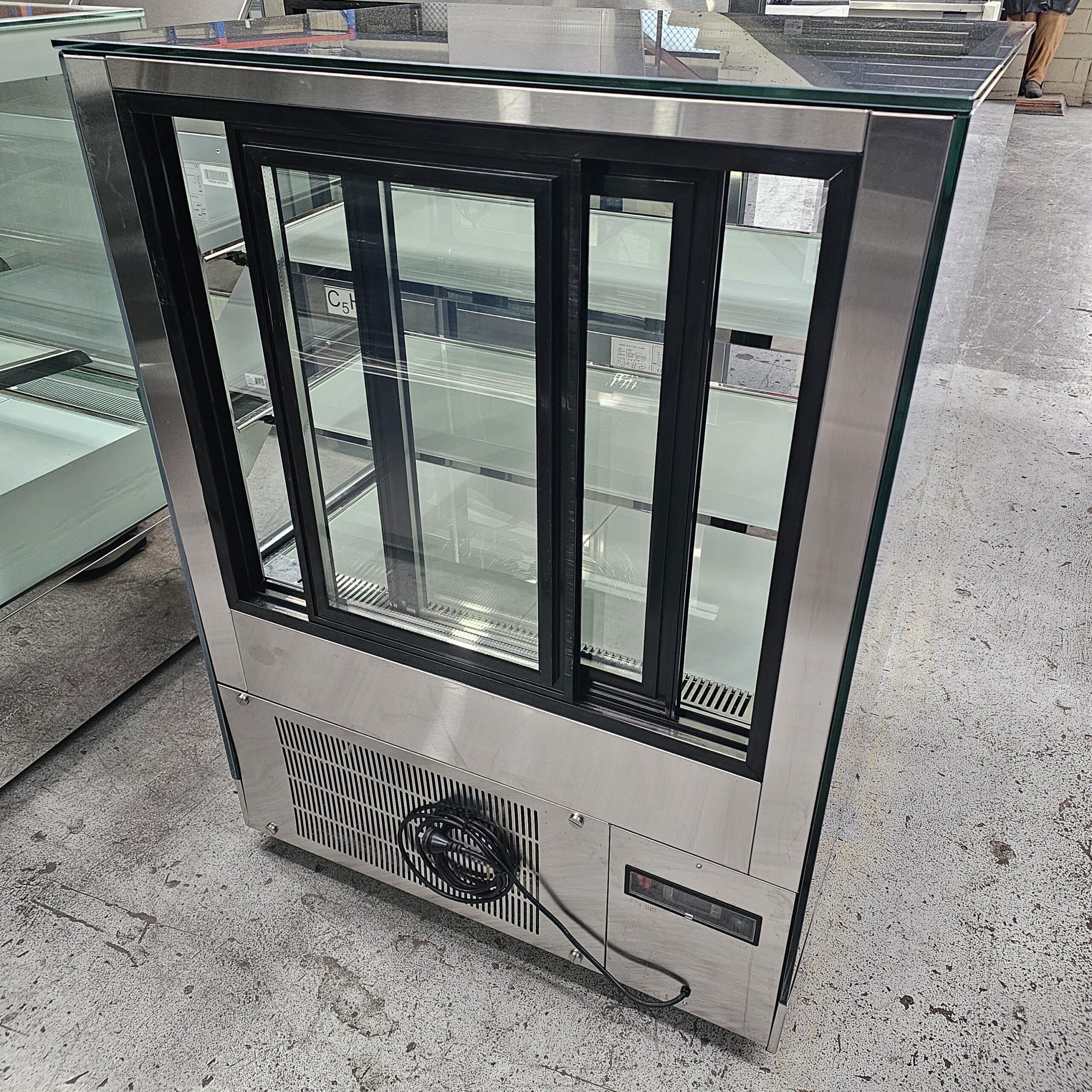 REFURBISHED 900MM 3 TIER DISPLAY FRIDGE - Image 4